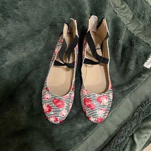 Women’s ballet style flats